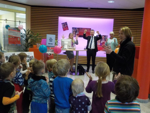 Die BiLLY-Kinder sangen der Sparkassenfiliale Winzerla als Dankeschön für Ihre Spende!