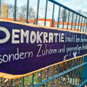 Demokratie-Schilder am Schulzaun