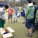 Bei der Spendenübergabe wurden Trainingsanzüge, Mützen, Handschuhe und Bälle übergeben