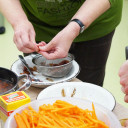 Für das Gericht "Kabuli und Badenjan" musste auch Karotten geschnitteln udn Mandeln abgezogen werden.