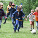 Kinder spielen Fußball.