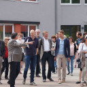 Rundgang über den Schulhof zur offiziellen Schulhofeinweihung