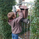 Die Kinder der Kita Schwabenhaus werfen Handzettel für die anstehende Altpapiersammlung in die Briefkästen der Nachbarschaft