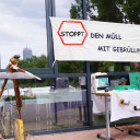 Die mahnende Müllplastik.