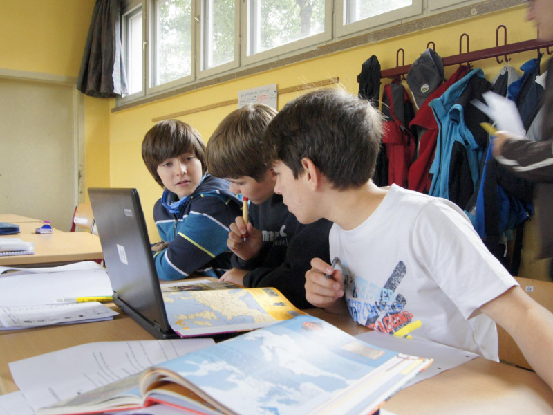 Schüler der UniverSaale beim gemeinsamen Arbeiten